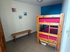 2 bedrooms, bed sheets
