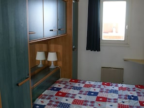 2 bedrooms, bed sheets