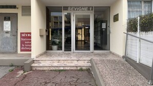 A building entrance with a sign reading "SEVIGNE 1". - Pleasant T1 near Thermal establishment, pets allowed (Balaruc-les-Bains)