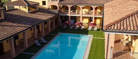 Außenpool (je nach Saison geöffnet), Sonnenschirme, Liegestühle