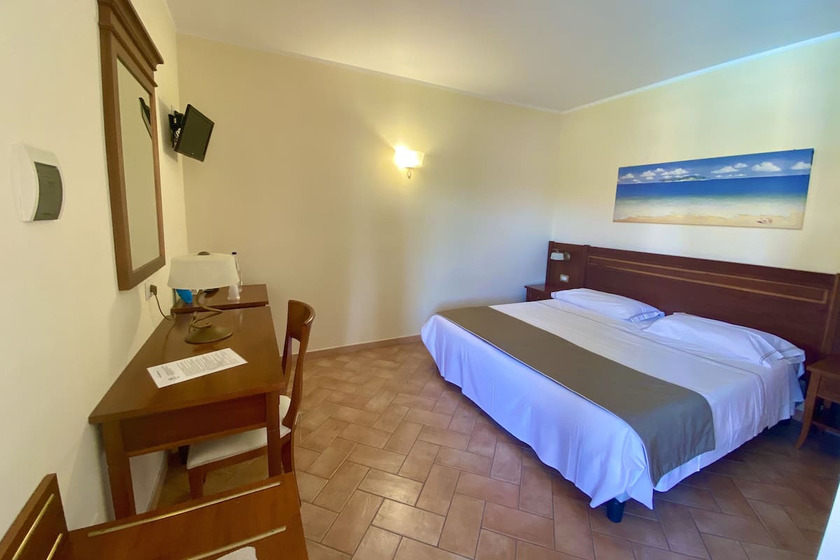 Premium bedding, down duvets, minibar, in-room safe