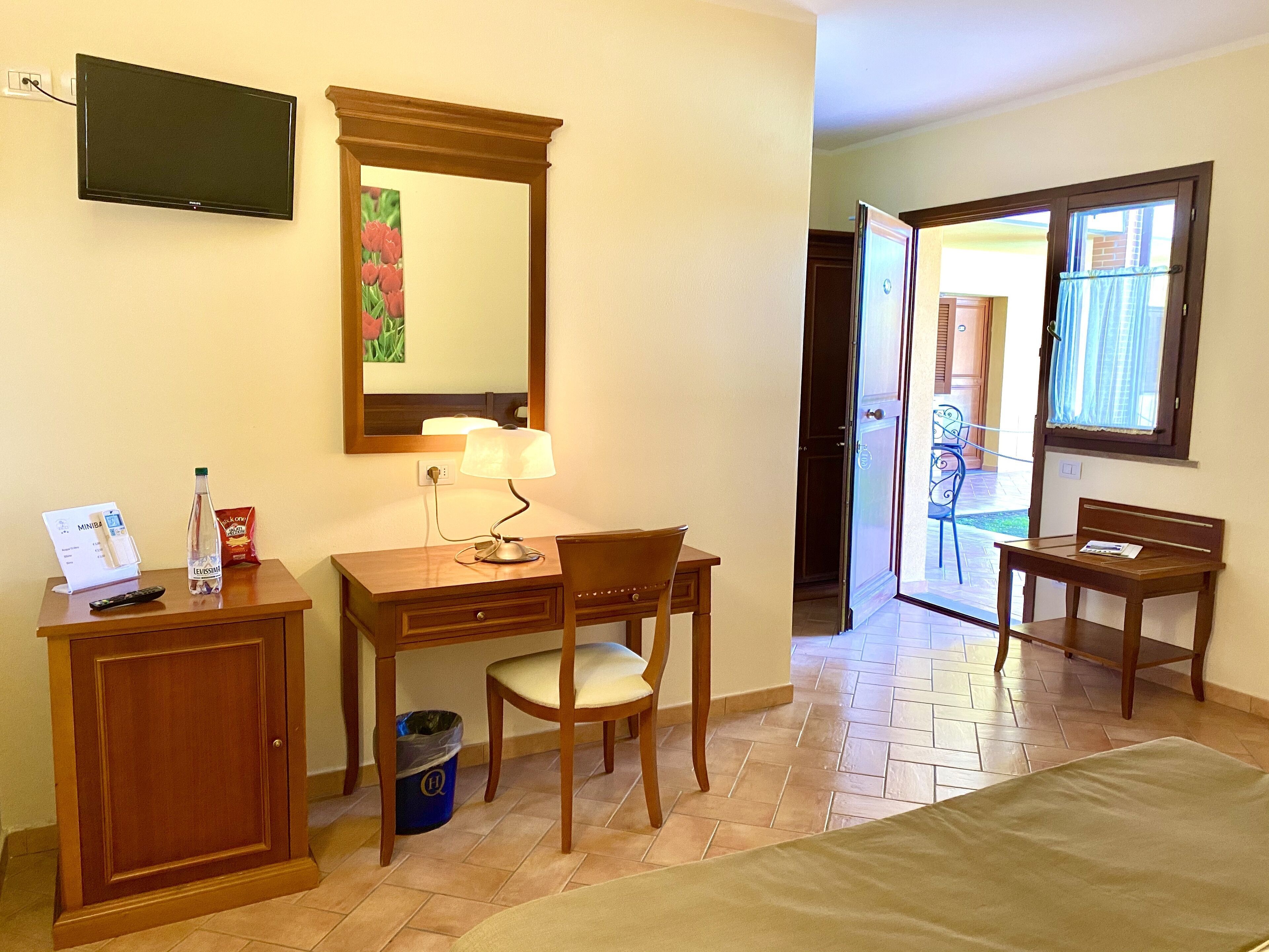 Roupas de cama premium, edredons de pluma, frigobar, cofres nos quartos