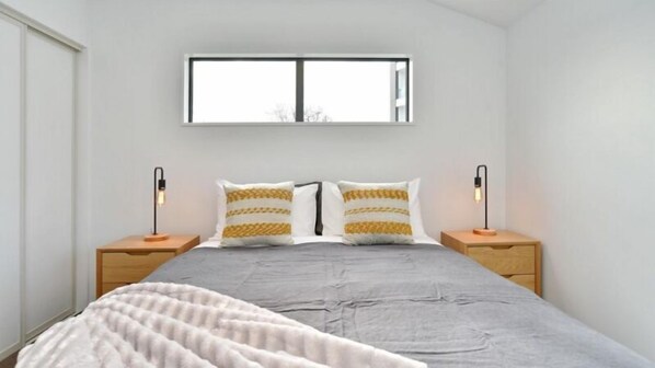 2 bedrooms, iron/ironing board, free WiFi, bed sheets - Salisbury Style-City location: Spacious two bedroom apartment (Christchurch)