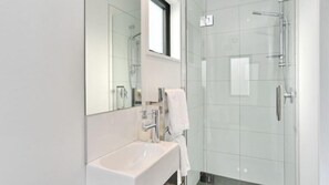 Dusche, Haartrockner, Handtücher