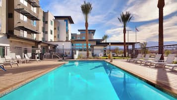 Kolam renang outdoor, dengan kursi berjemur