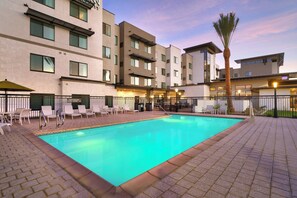Outdoor pool, sun loungers - Residence Inn by Marriott La Quinta (La Quinta)