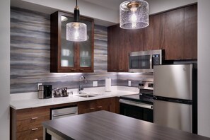 Escritorio, espacio para trabajar con laptop y insonorización 