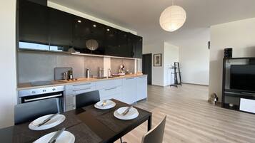 Køleskab, mikrobølgeovn, ovn, kogeplade