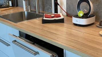 Kjøleskap, mikrobølgeovn, ovn og kokeplater