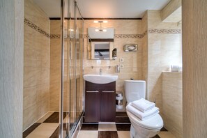 Shower, towels - Hotel Am Fischmarkt (Stade)