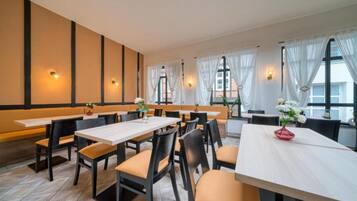 含每日自助早餐