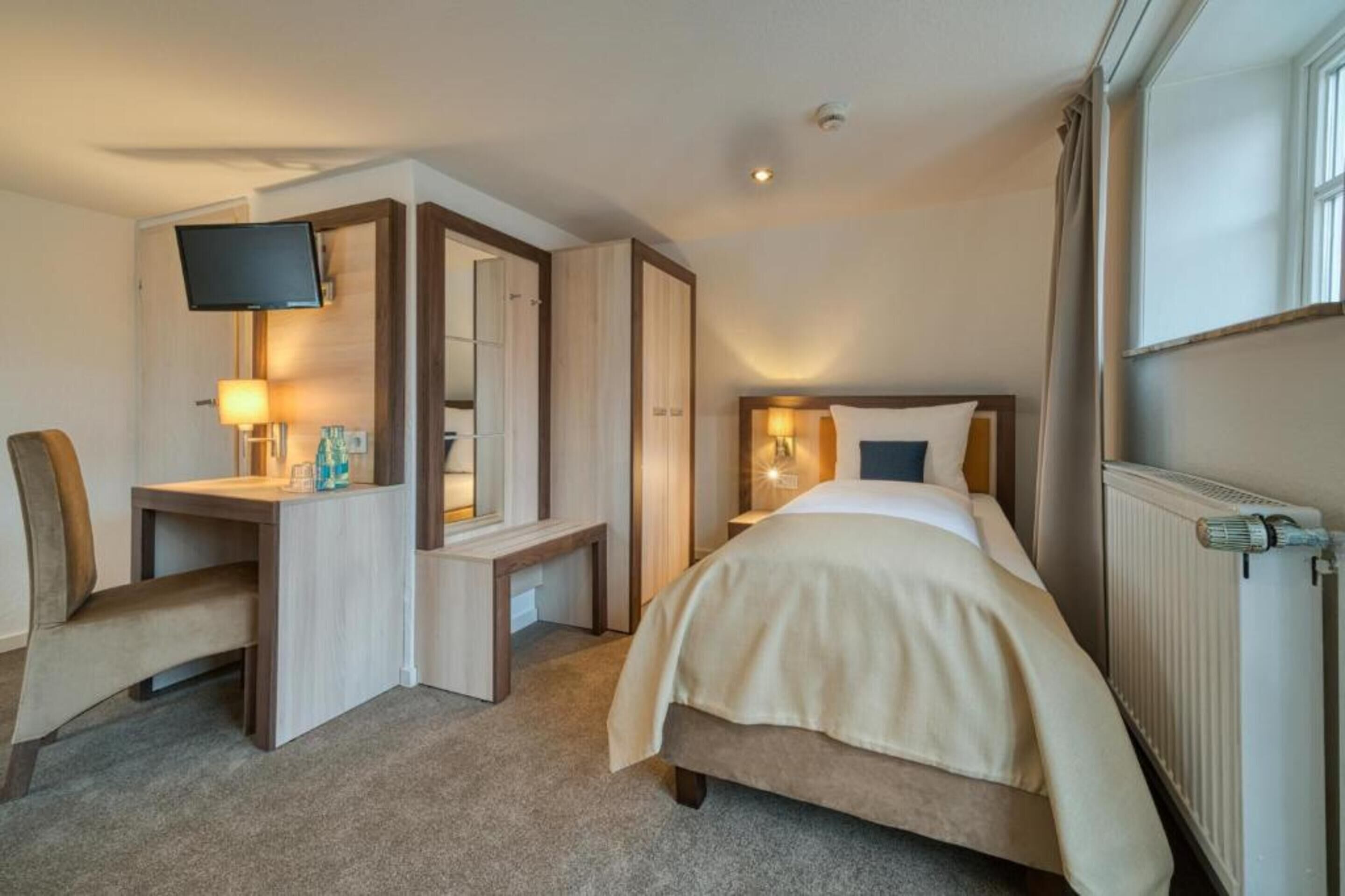 desk, free wifi, bed sheets