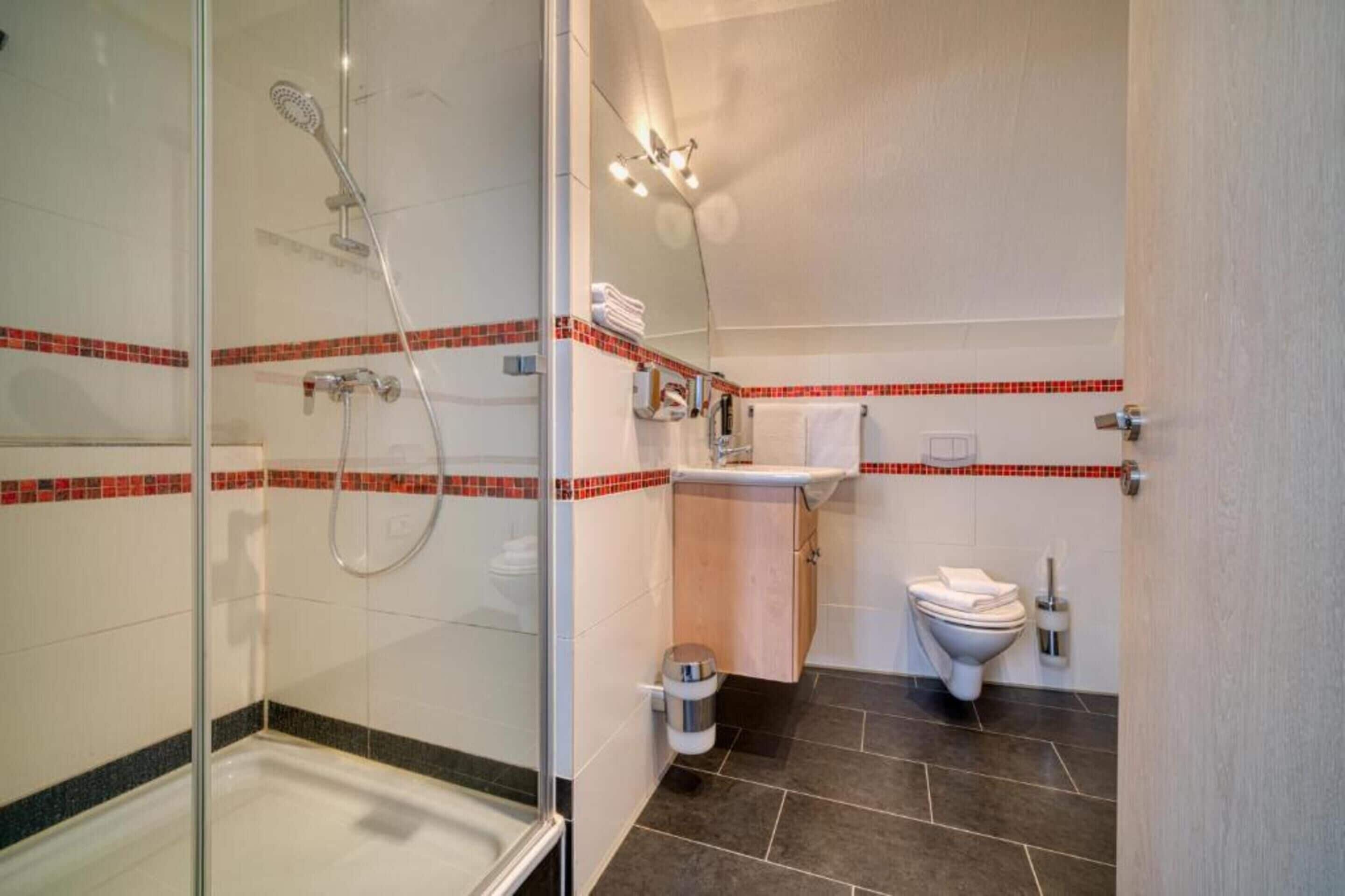 comfort apartment, 3 bedrooms | bathroom | shower, towels