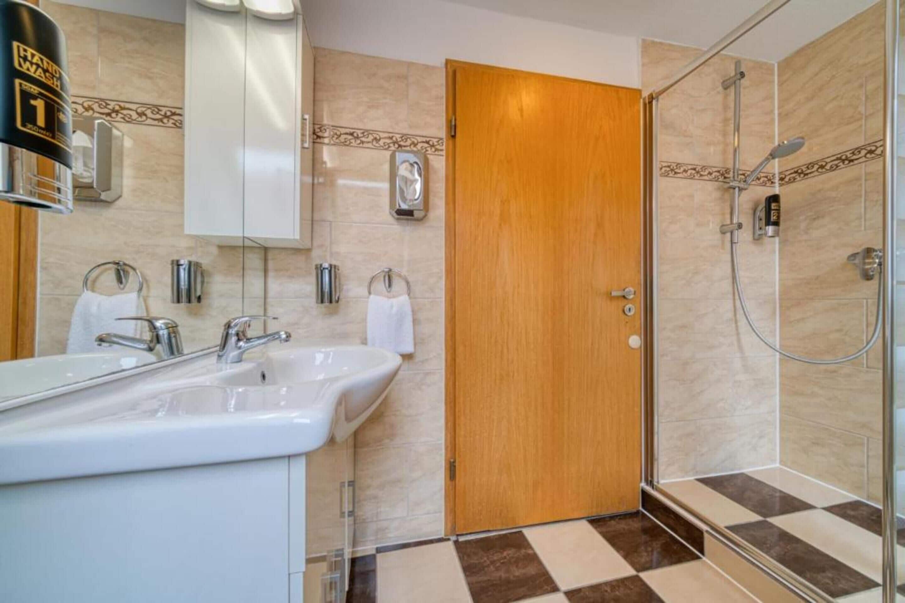 comfort apartment, 2 bedrooms | bathroom | shower, towels