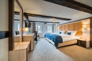 Escritorio, wifi gratis y ropa de cama 