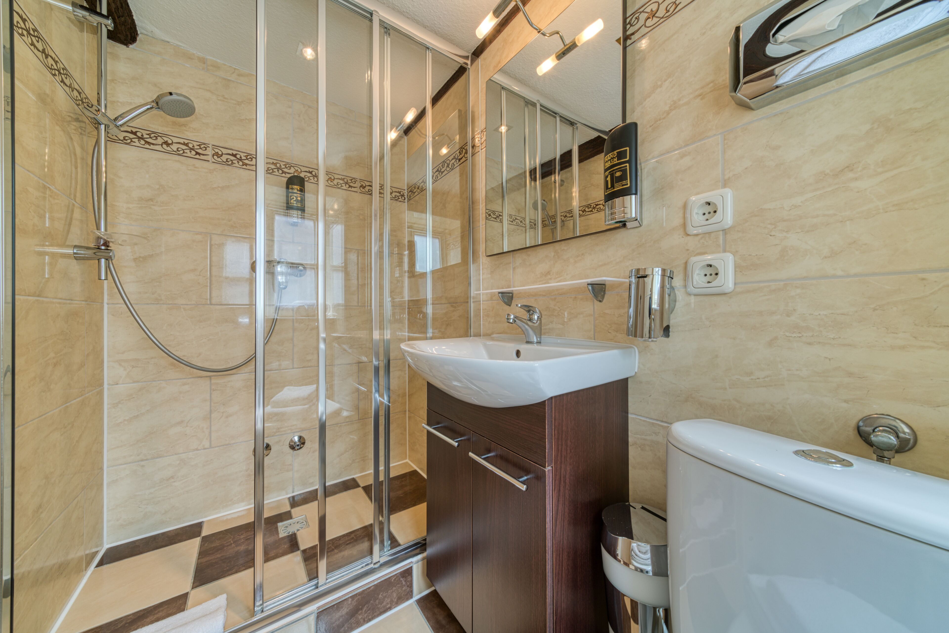 economy single room | bathroom | shower, towels