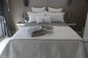 Habitación Deluxe doble, 1 habitación | Mobiliario individual, tabla de planchar con plancha, wifi gratis