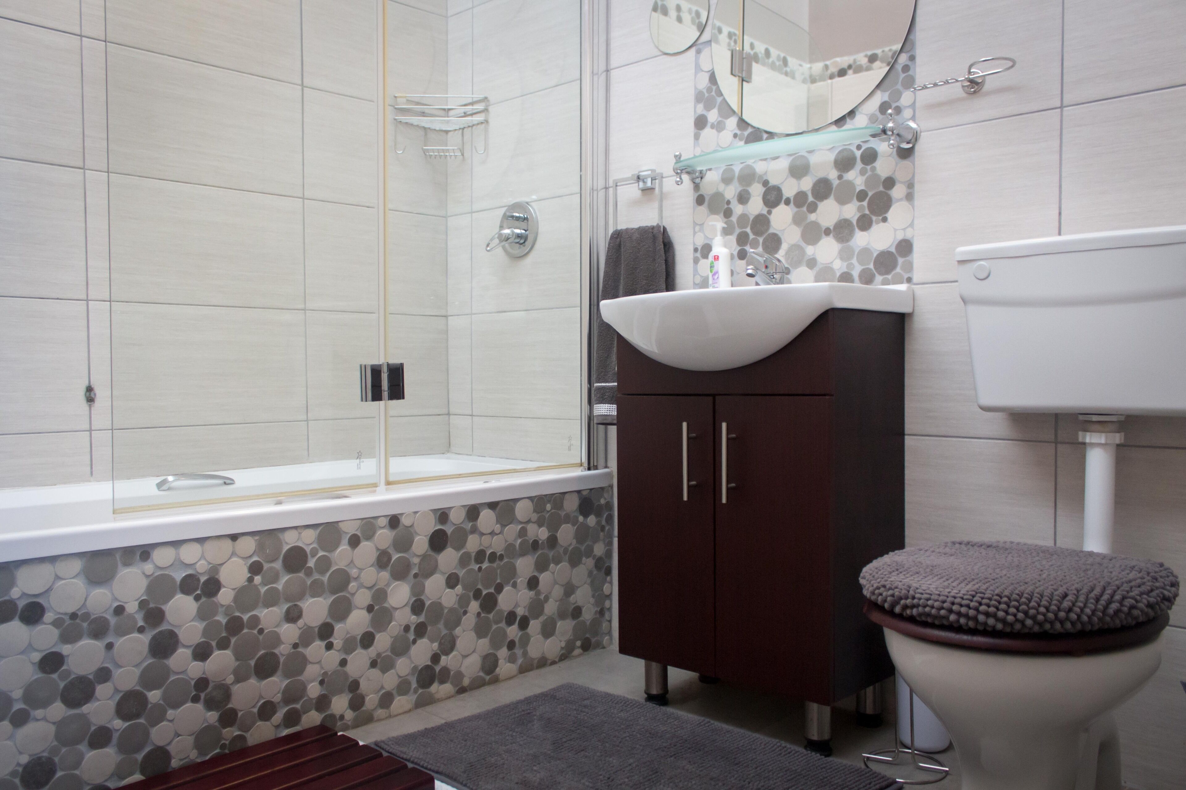 Articles de toilette gratuits, sèche-cheveux, serviettes fournies
