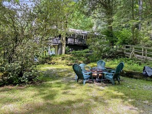 Outdoor dining - Azalea at Highlands Falls | Screened In Porch With Outdoor Fireplace (Highlands)