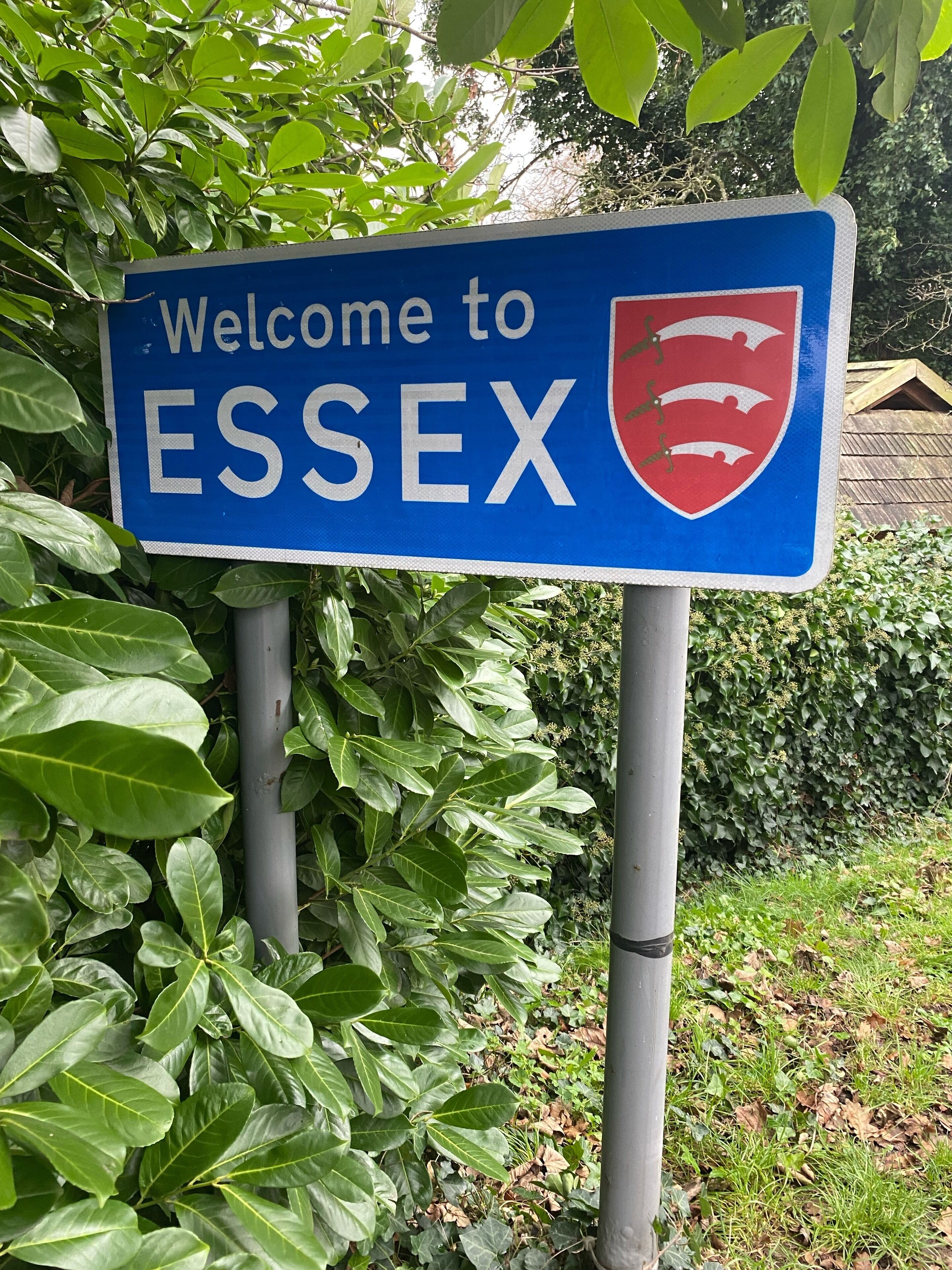 Welkomstbord voor Essex met een rode schildemblème.