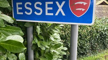 Welkomstbord voor Essex met een rode schildemblème.