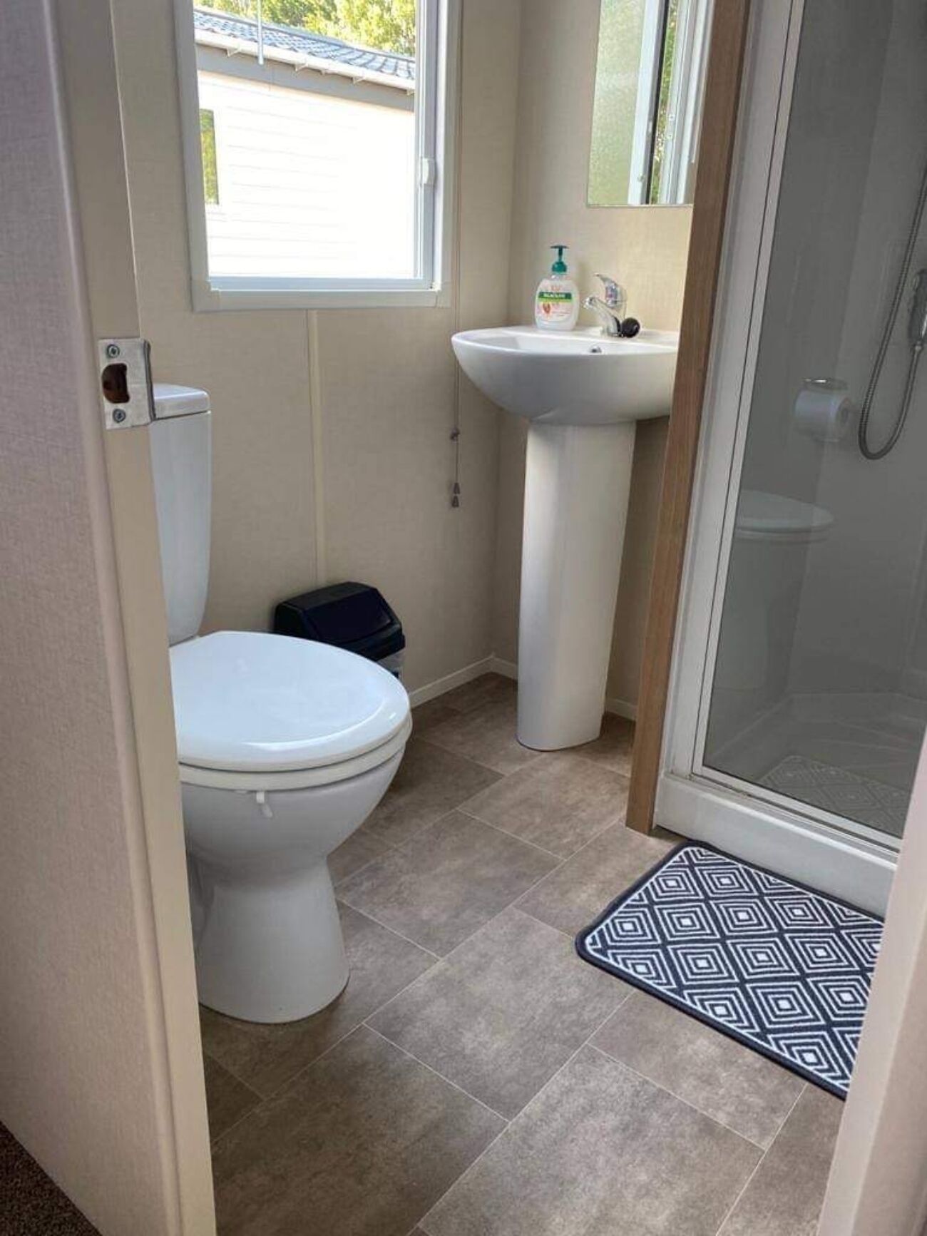 Een douche, zeep, toiletpapier