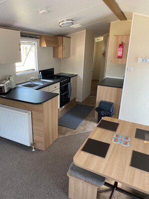 Fridge, microwave, oven, stovetop - Kellysholidayhomes, Atlas, 3 bedroom Caravan, surrounded by nature (Weeley)