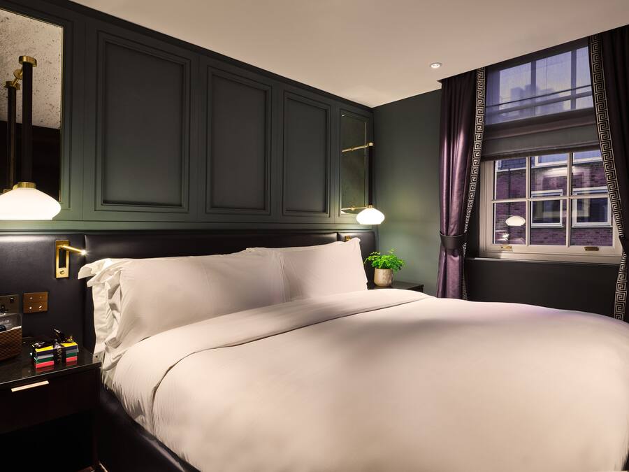 Premium bedding, free minibar, in-room safe, desk