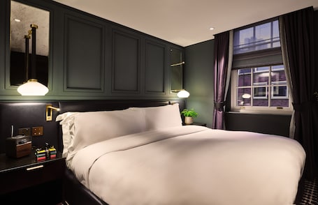 Classic-Zimmer | Hochwertige Bettwaren, kostenlose Minibar, Zimmersafe, Schreibtisch. The Mayfair Townhouse