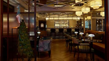 提供早餐、午餐和晚餐