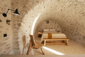 Traditional Arch Room | Frigobar, cofres nos quartos, individualmente decorados