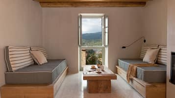 Ruga Suite with Mountain View & Fireplace | Área de sala de estar | Smart TV de 43 pulgadas con canales por cable y televisión