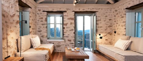 Ruga Suite with Mountain View & Fireplace | Woonruimte | Een smart-tv