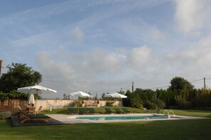 Piscine extérieure, chaises longues