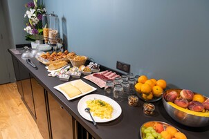 Colazione continentale, servita tutte le mattine (19 EUR a persona) 