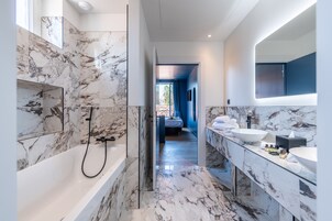 Premium-Doppelzimmer | Badezimmer | Haartrockner, Handtücher, Seife, Shampoo