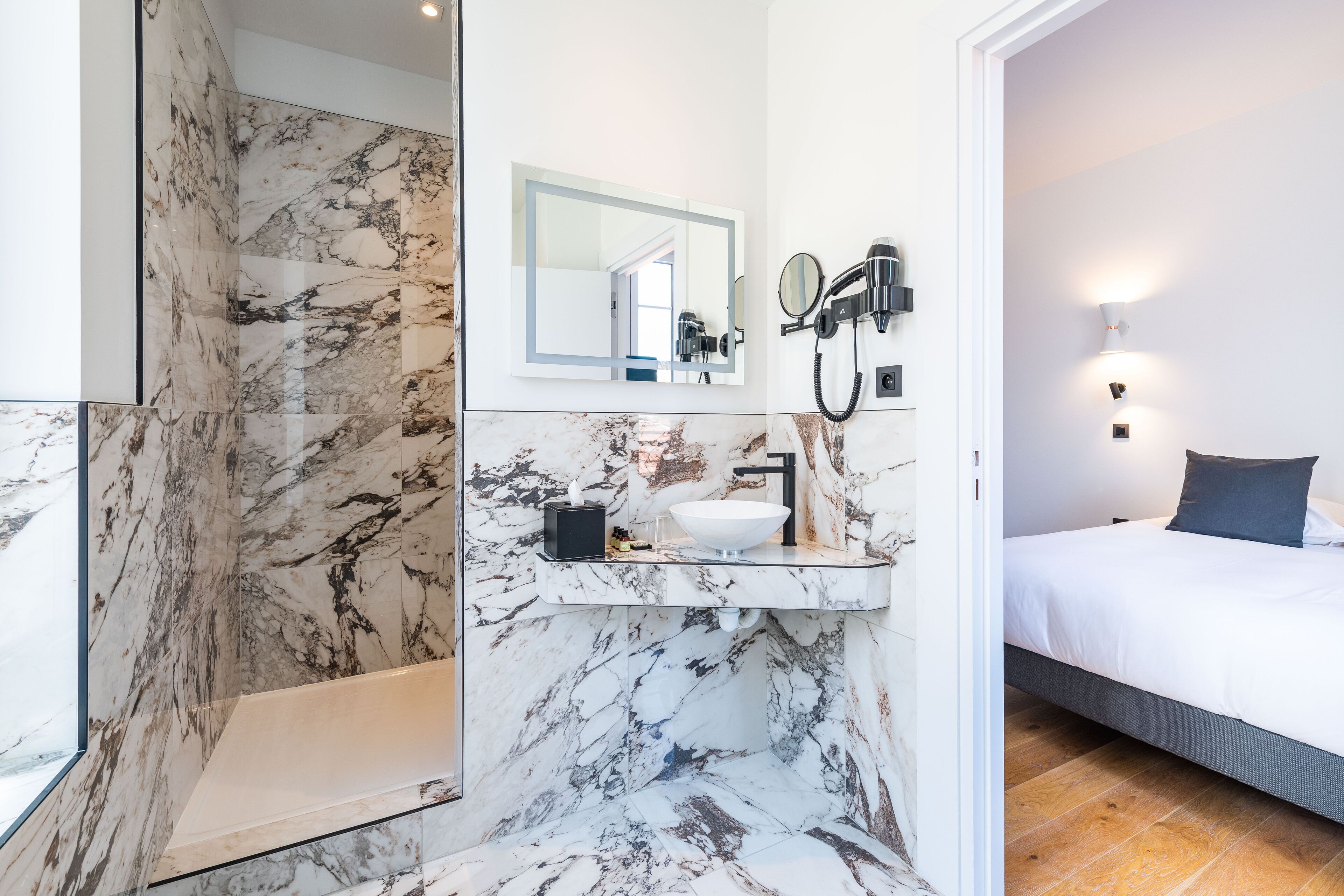 business double room | bathroom | hair dryer, towels, soap, shampoo