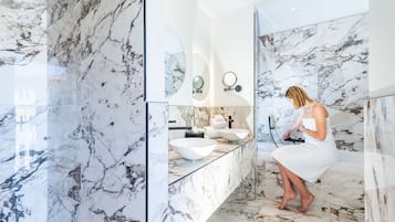 Habitación doble Deluxe, 1 cama Queen size, para no fumadores | Baño | Secadora de cabello, toallas, jabón, shampoo