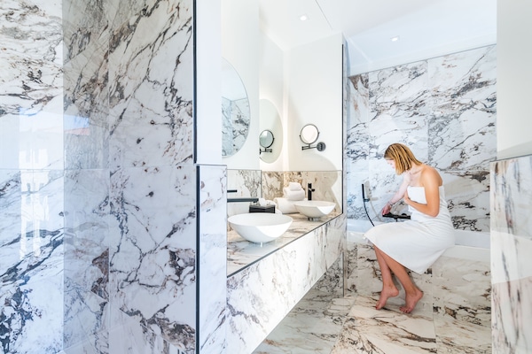 Habitación doble Deluxe, 1 cama Queen size, para no fumadores | Baño | Secadora de cabello, toallas, jabón, shampoo