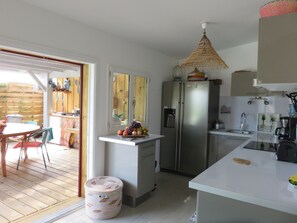 ثلاجة، ميكروويف، فرن، موقد طهي مسطح