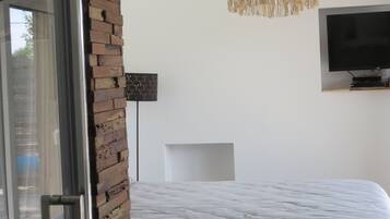 2 bedrooms, iron/ironing board, free WiFi