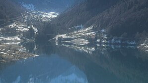 A mountain landscape with a clear lake reflecting the scenery. - 5-bed apartment with superb view of Lake Artouste (Laruns)