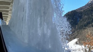 A large ice formation on a bridge with a clear blue sky and a mountainous landscape in the background. - 5-bed apartment with superb view of Lake Artouste (Laruns)