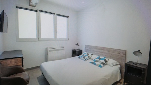 3 bedrooms, desk, iron/ironing board, travel cot