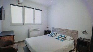 3 habitaciones, tabla de planchar con plancha y cuna de viaje