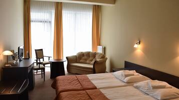 Kamar Double atau Twin (with Extra Bed) | Meja kerja, ruang kerja ramah laptop, Wi-Fi gratis, dan seprai linen