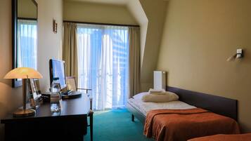 Twin Room, Non Smoking, Ensuite | Desk, laptop workspace, free WiFi, bed sheets