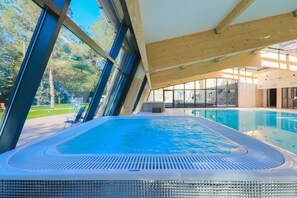 Bañera de hidromasaje interior