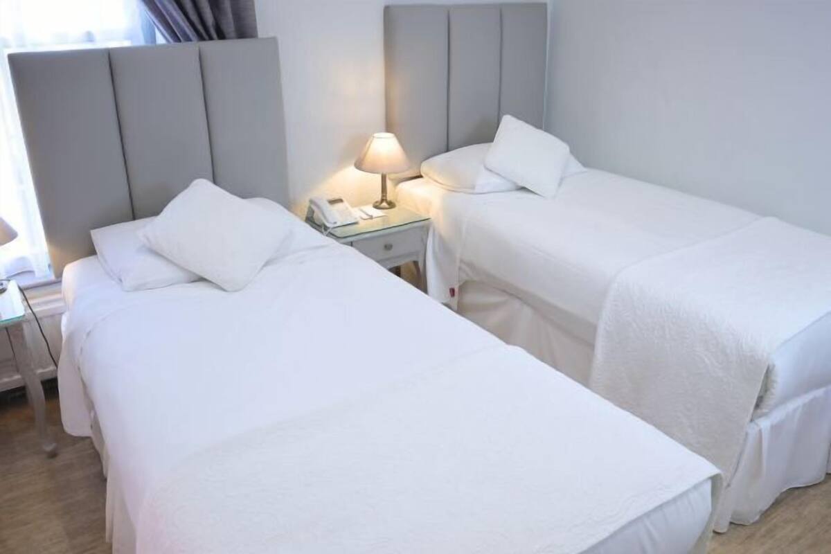 Una cassaforte in camera, una scrivania, postazione laptop