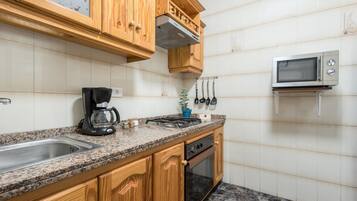 Frigorifero, microonde, forno, piano cottura